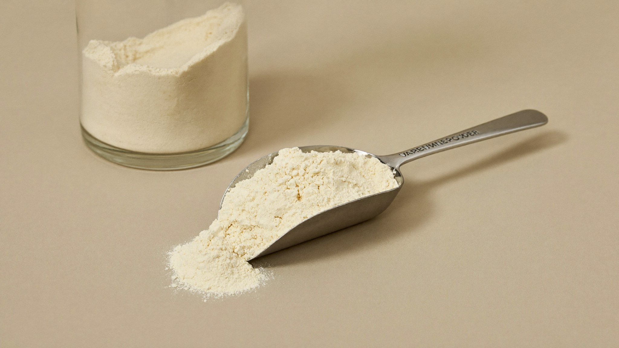 Proteinpulver mit Messlöffel